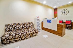 比拉斯布尔Collection O Suvidha的一间设有长凳和桌椅的等候室