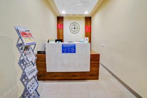 比拉斯布尔Collection O Suvidha的墙上有标志的房间的前台