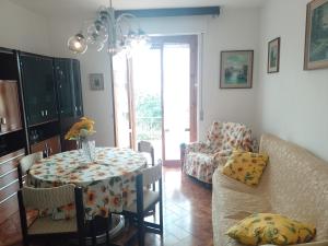 a living room with a table and a couch at Da nonna Maffy in Caldana