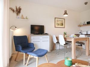 une cuisine et une salle à manger avec une table et des chaises dans l'établissement Residenz Haffblick, Wohnung 37, à Boltenhagen