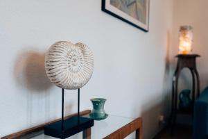 a lamp on a table in a living room at Haus Seebaer in Ahlbeck