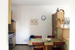 Eine Küche mit einem Tisch, einigen Stühlen und einer Theke in der Unterkunft app 1541 in Caleri