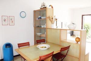 ein Esszimmer mit einem Holztisch und Stühlen in der Unterkunft app 1541 in Caleri