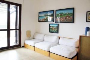 ein Wohnzimmer mit einer weißen Couch an einer Wand in der Unterkunft app 1541 in Caleri