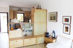 ein Wohnzimmer mit einem Schrank und einem Sofa in der Unterkunft app 1541 in Caleri + 9 Fotos