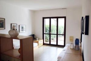 ein Wohnzimmer mit einem Zimmer mit großem Fenster in der Unterkunft app 1541 in Caleri