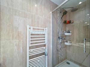 Ένα μπάνιο στο Cozy bedroom with LaDéfense view