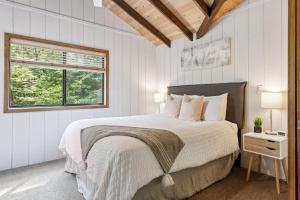 una camera da letto bianca con un letto e una finestra di Innsbrook Lakeside Chalet a Innsbrook