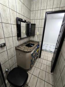 un bagno con lavandino, WC e specchio di Hostel São Geraldo a Garanhuns