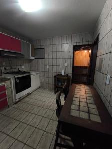 Η κουζίνα ή μικρή κουζίνα στο Hostel São Geraldo +25 φωτογραφίες
