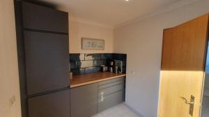 赛巴特班森Villa Malve Hinterhaus的厨房配有台面和台面