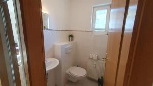 赛巴特班森Villa Malve Hinterhaus的带马桶和水槽的白色浴室