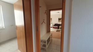 赛巴特班森Villa Malve Hinterhaus的通往带客厅的房间的门