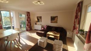 赛巴特班森Villa Malve Hinterhaus的客厅里有一张沙发和一张桌子。 更多13张照片