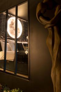una stanza con vista sulla luna attraverso una finestra di L'inattendu - Loveroom chic et spacieuse avec jacuzzi a Le Havre