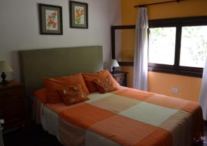 サンタ・ロサ・デ・カラムチタにあるEl Cobijo, Casas de Campoのベッドルーム1室(オレンジと白のベッド1台付) +84枚の写真