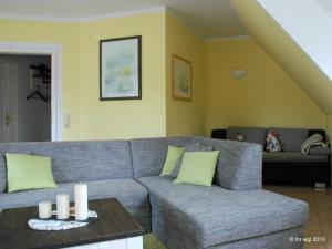 ein Wohnzimmer mit einer Couch und einem Tisch in der Unterkunft Landhaus Uhlenhof 4 in Groß Zicker + 17 Fotos