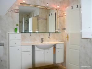Ein Badezimmer in der Unterkunft Landhaus Uhlenhof 4