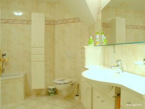 Ein Badezimmer in der Unterkunft Landhaus Uhlenhof 4