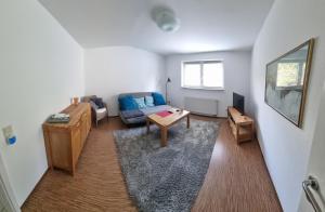 ein Wohnzimmer mit einer Couch und einem Tisch in der Unterkunft 25 Schützenstraße in Diekholzen