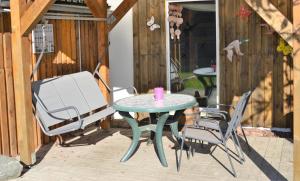 a table and chairs sitting on a patio at Ferienhaus mitten in der Natur, separater Eingang, Garten in Ahrenshagen
