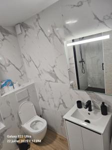 Ένα μπάνιο στο Appartement Colombes