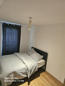 Ένα ή περισσότερα κρεβάτια σε δωμάτιο στο Appartement Colombes