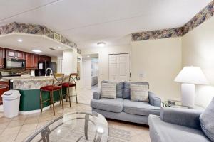 フェルナンディーナ・ビーチにあるGround-floor summer beach village condo with a great view plus patio & poolのソファとテーブルのあるリビングルーム