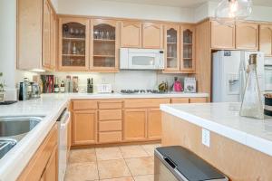 Gallery image of 3 Mi to Main St Tracy Homey Retreat with Game Room! in Tracy +29 photos