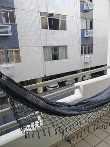 een hangmat hangt voor een gebouw bij Apt amplo 3 quartos Manaíra in João Pessoa