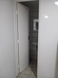 een open deur naar een badkamer met een wastafel bij Apt amplo 3 quartos Manaíra in João Pessoa