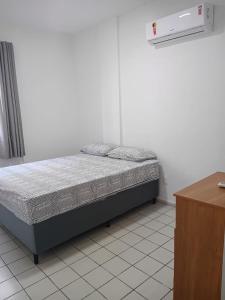 een slaapkamer met een bed in een kamer bij Apt amplo 3 quartos Manaíra in João Pessoa +51 foto's