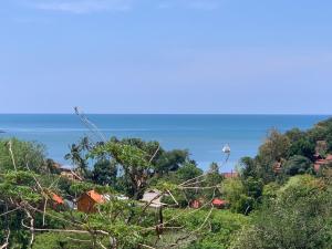 Ko Bu BuにあるSetting Sun Kantiang Bay Studioの海を背景にした村の景色 +6枚の写真