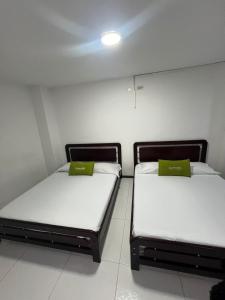 Postel nebo postele na pokoji v ubytování hotel torre 52