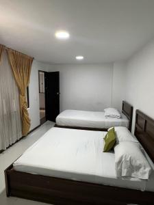 Postel nebo postele na pokoji v ubytování hotel torre 52