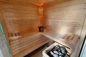 una sauna de madera vacía con un cubo de basura. en Ferien_VILLA BENVENUTI, en Göhren-Lebbin