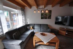 a living room with a couch and a coffee table at Nr 52 - Ferienhaus Marie-Ulfers-Weg in Carolinensiel