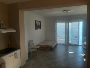 a living room with a couch and a sink at Апарты в Биеле 80 м от моря in Bijela