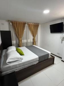 Postel nebo postele na pokoji v ubytování hotel torre 52