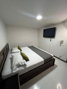 Postel nebo postele na pokoji v ubytování hotel torre 52