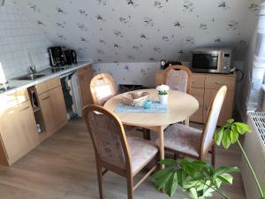Η κουζίνα ή μικρή κουζίνα στο Ferienwohnung Brentano_ 65230 +6 φωτογραφίες