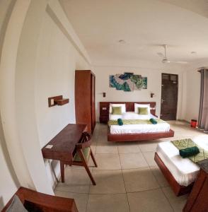 Rúm í herbergi á Traveller's Hotel Hikkaduwa +35 myndir