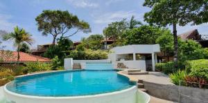 una piscina en el patio trasero de una casa en Villa Giulia Morro, en Morro de São Paulo