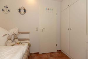 Un dormitorio pequeño con una cama y un armario. en Ferienwohnung Plogmann - Residenz Bernstein WHG 40, en Rerik 26 fotos más