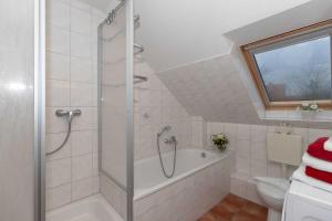 Un baño con ducha, bañera y WC. en Ferienwohnung Plogmann - Residenz Bernstein WHG 40, en Rerik