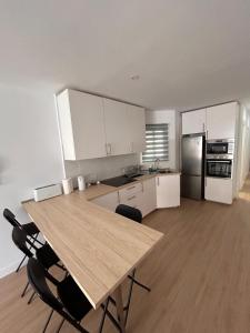 Una gran cocina con una mesa y sillas de madera. en Padre Anchieta 35 - 2, en Santa Cruz de Tenerife