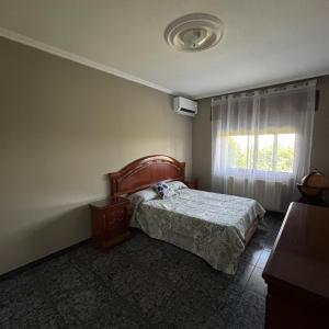 a bedroom with a bed and a window at Casa cómoda, amplia y tranquila 
