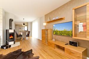 ein Wohnzimmer mit großem Fernseher und Kamin in der Unterkunft Ferienhaus Wiesenblick in Ahlbeck