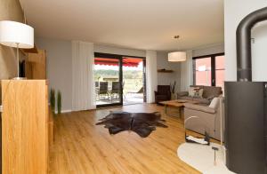 ein Wohnzimmer mit Sofa und Tisch in der Unterkunft Ferienhaus Wiesenblick in Ahlbeck