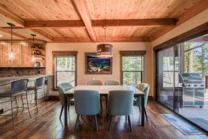 Fotografie z fotogalerie ubytování Northshore Lakeside Condo 15 by Tahoe Getaways - Walk to Beach with HOA v destinaci Tahoe City
